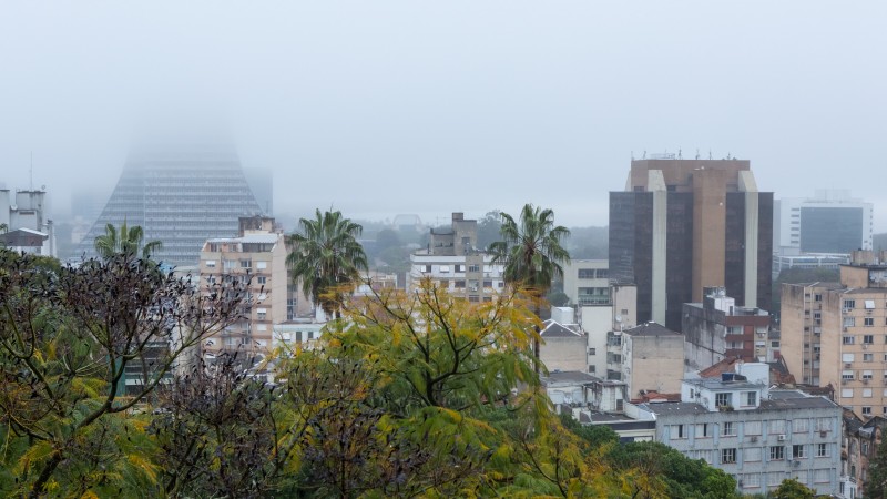 Tempo nublado, com possibilidade de chuva, faz com que pessoas deixem de sair de casa - Foto: Gustavo Mansur / Palácio Piratini / Arquivo