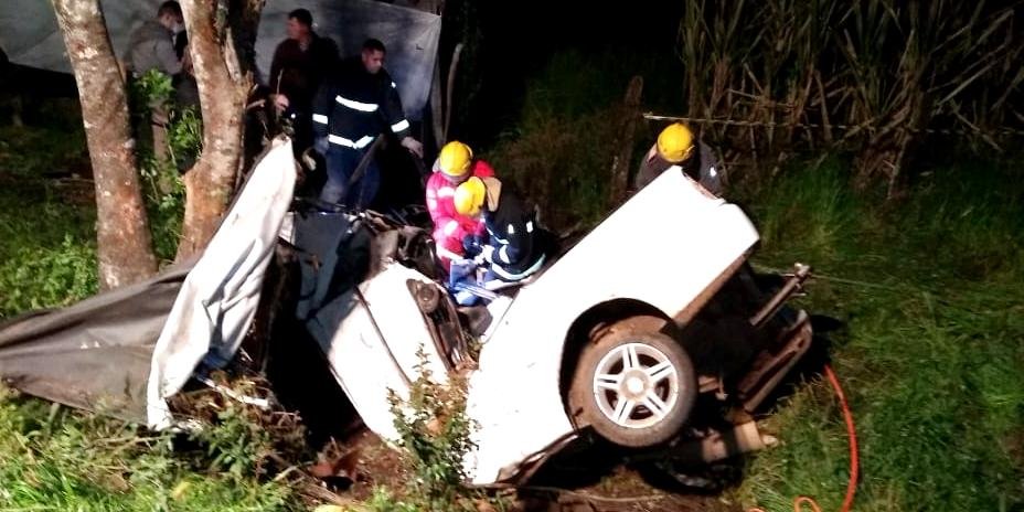Veículo ficou totalmente destruído após choque contra uma árvore fora da pista | Foto: Corpo de Bombeiros Voluntários de Candelária / Divulgação / CP