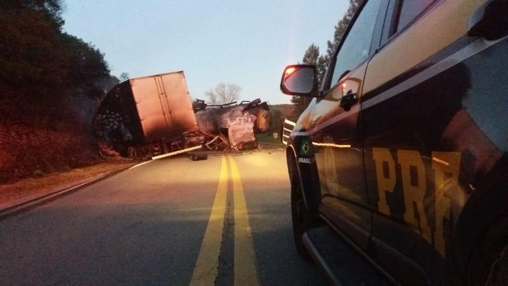 Colisão entre os caminhões causou uma forte explosão e bloqueou rodovia - Foto: Divulgação / PRF
