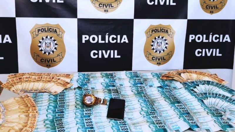 Durante o cumprimento do mandado de busca e apreensão os policiais apreenderam R$17 mil em espécie - Foto: Polícia Civil - Divulgação