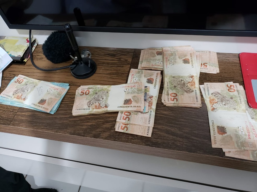 Dinheiro apreendido durante operação da PF contra fraudes no auxílio emergencial em 14 estados ?- Foto: Divulgação/PF