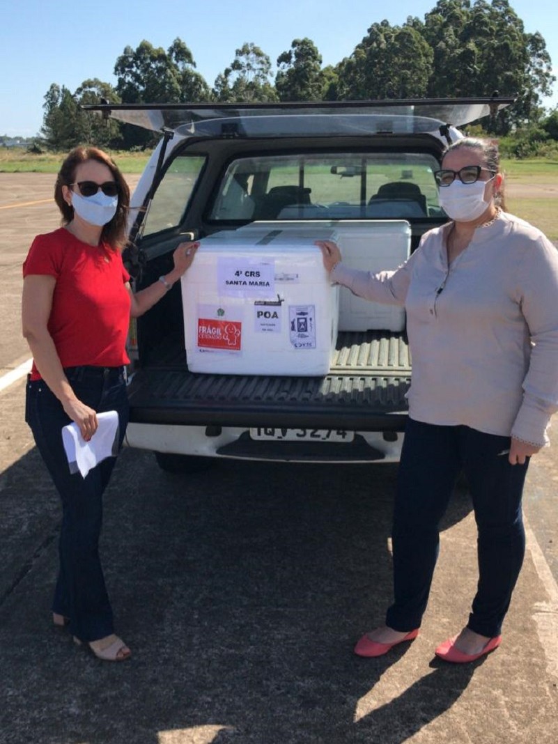 Equipe da 4ª Coordenadoria Regional, com sede em Santa Maria, buscou as caixas de vacinas no aeroporto da cidade - Foto: Divulgação SES