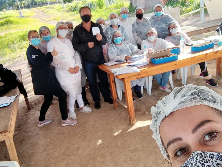 Equipe de vacinação da SMS de Tabaí, junto com Prefeito Arsenio Cardoso, no drive-thru-Foto divulgação-SMS. 