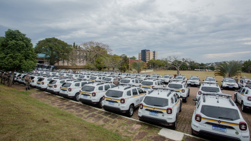 Entre os veículos entregues, 107 são semiblindados, modelo Duster Renault, quase todos para cidades fora da Grande Porto Alegre - Foto: Felipe Dalla Valle/Palácio Piratini