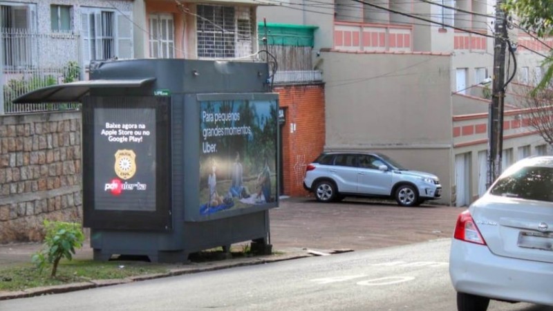 Painéis colocados em pontos de ônibus e bancas de revistas na Capital chamam atenção para o app PC Alerta - Foto: Divulgação