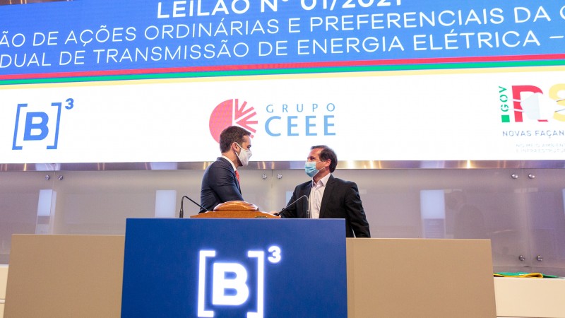 Governador Leite e Gustavo Estrella, presidente da CPFL Energia, empresa que assumirá a CEEE-T - Foto: Gustavo Mansur / Palácio Piratini
