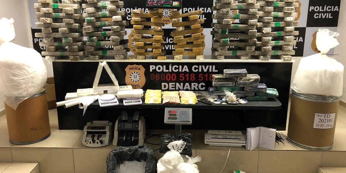 Traficante foi preso com 192 quilos de maconha, 76 quilos de cocaína, 13,5 quilos de crack e 500 gramas de skunk Foto: Polícia Civil/Divulgação