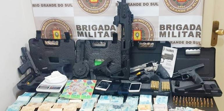 Houve ainda recolhimento de seis armas, nove carregadores, kit rone, drogas e mais de R$ 2,8 mil em cédulas falsas Foto: Brigada Militar/Divulgação