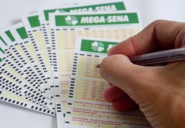 Apostas podem ser feitas até as 19h em lotéricas ou pela internet Foto: Agência Brasil