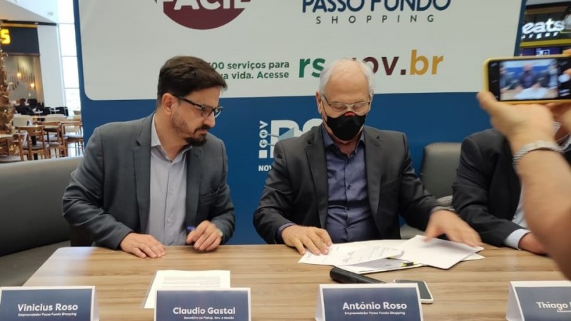 Secretário Claudio Gastal acompanhou assinatura do contrato de comodato no Passo Fundo Shopping - Foto: Claiton Magalhães/Ascom SPGG