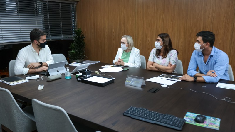 No Centro Administrativo, Leite esteve reunido com a secretária Arita e integrantes da Saúde - Foto: Gustavo Mansur / Palácio Piratini