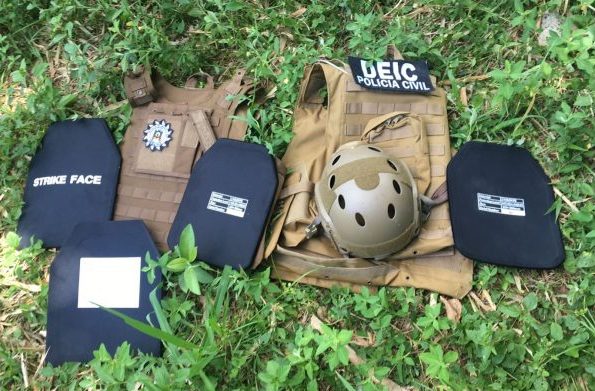Durante as buscas, os agentes encontraram coletes similares aos usados pelos policiais Foto: Brigada Militar/Divulgação