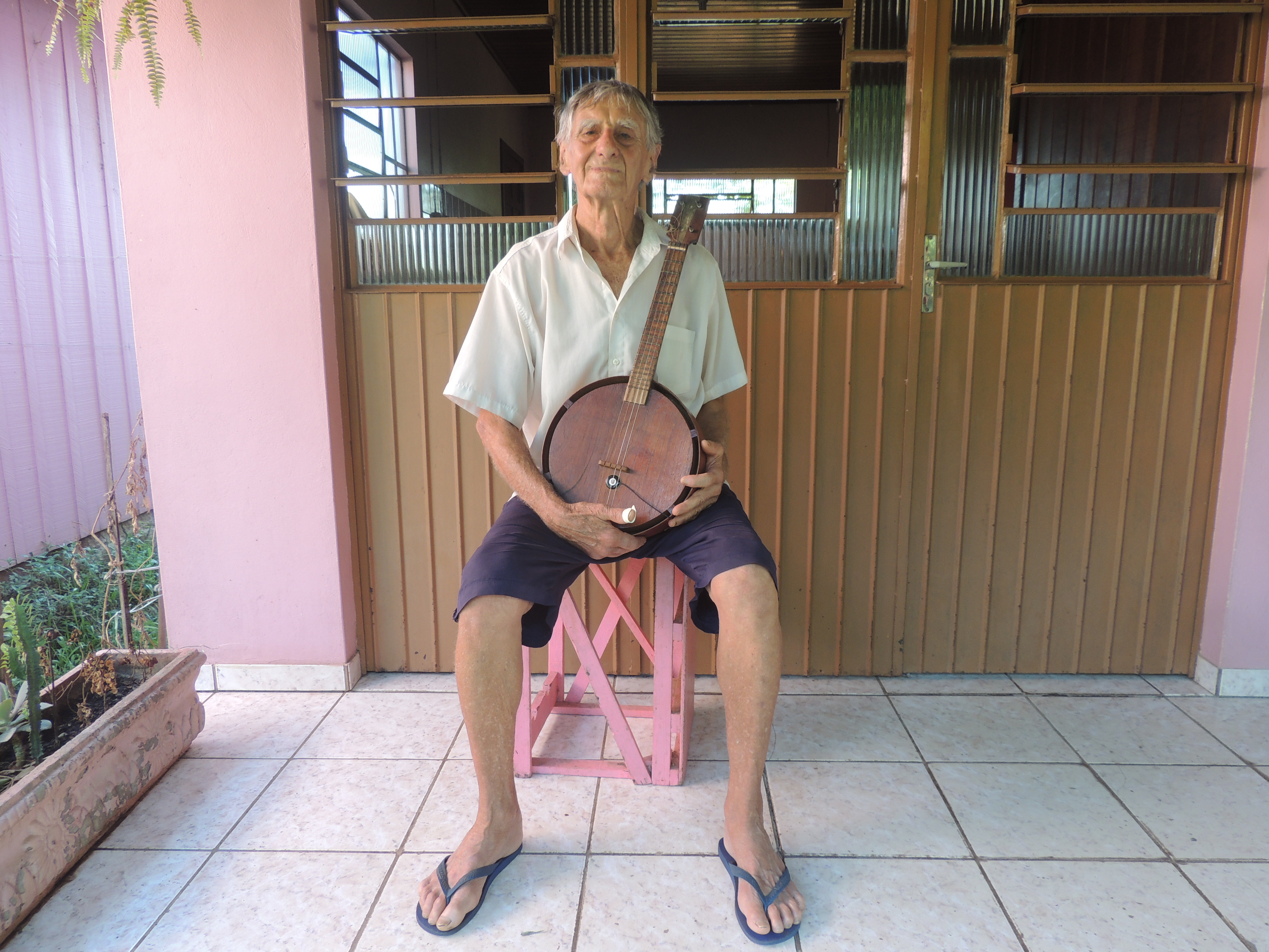 Pedro Molasco Azevedo com seu Banjo artezanal - Foto divulgação: Jorge Ramos