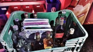 Bebidas falsificadas e drogas foram apreendidas - Crédito: Polícia Civil