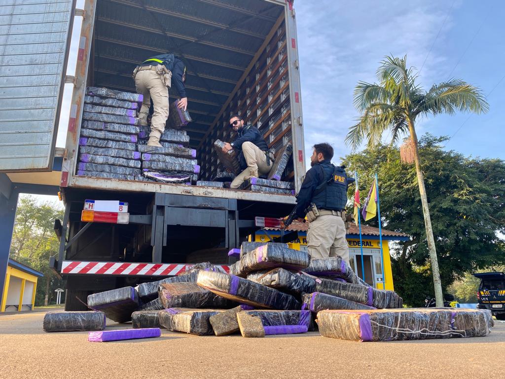 A droga era transportada escondida embaixo de uma carga de fertilizantes. Foto: PRF/Divulgação