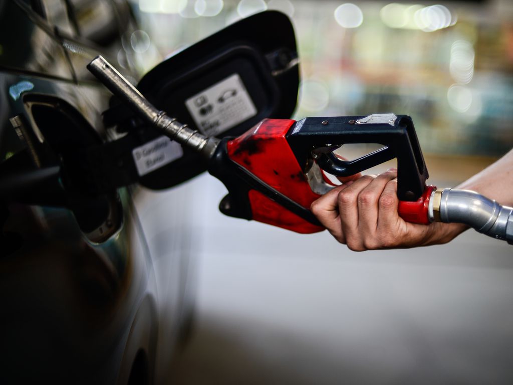 O barateamento da gasolina se deve à redução do ICMS pelos Estados, segundo levantamento. Foto: Marcelo Casal Jr./Agência Brasil