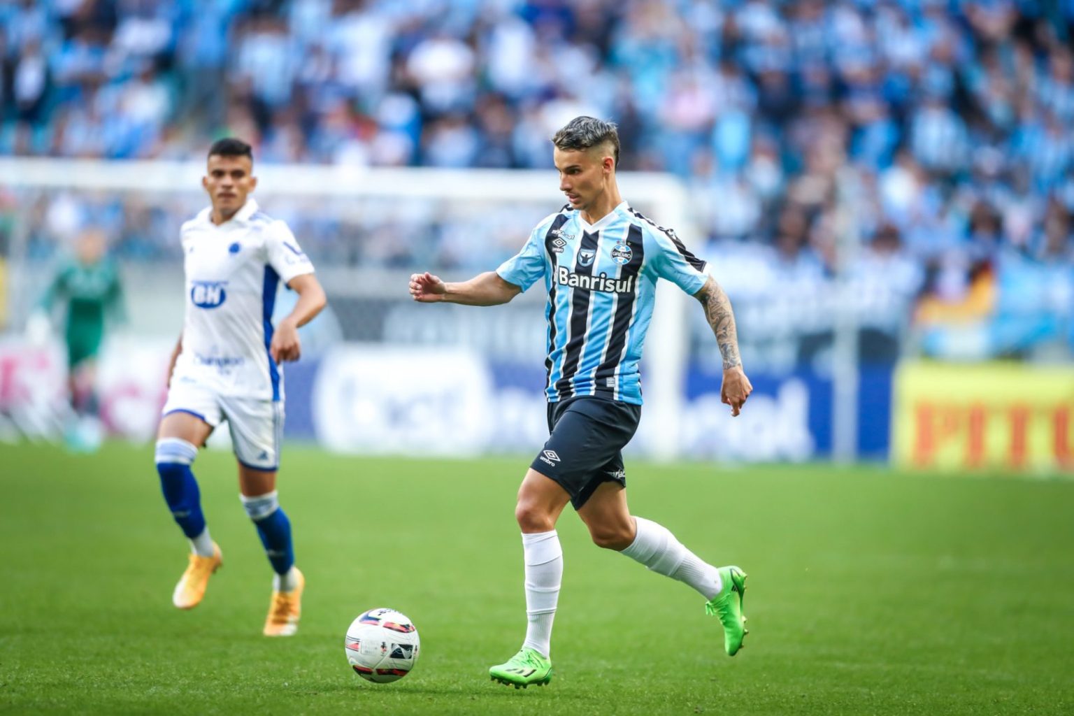 Diante de mais de 51 mil torcedores na Arena, o Grêmio empatou em 2 a 2 com o Cruzeiro, na tarde deste domingo (21), pela 25ª rodada da Série B do Campeonato Brasileiro. O Cruzeiro começou o jogo ata