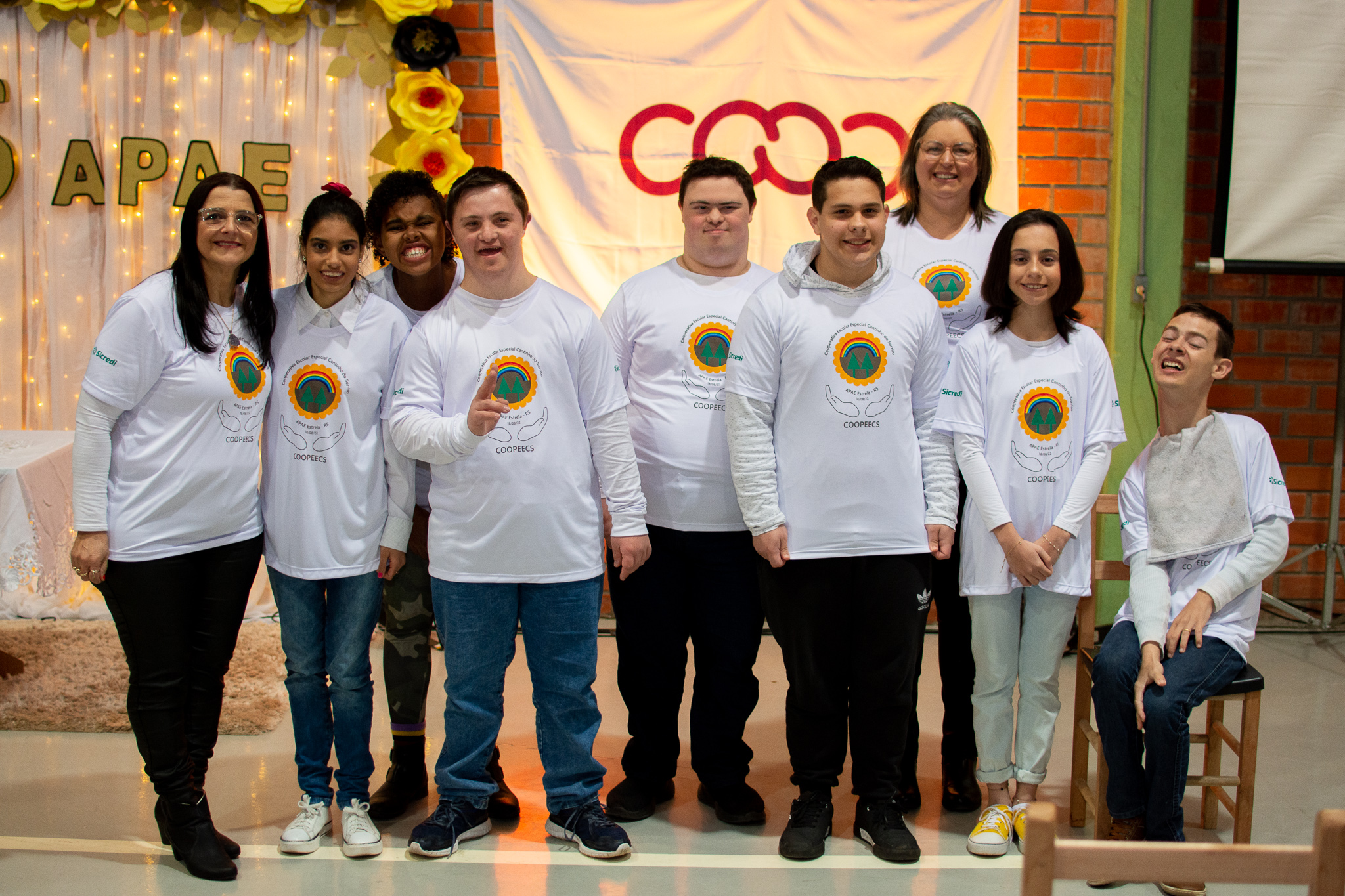 Estudantes da diretoria da COOPEECS junto com as professoras coordenadoras. (Foto: Grasieli Nabinger / Divulgação)