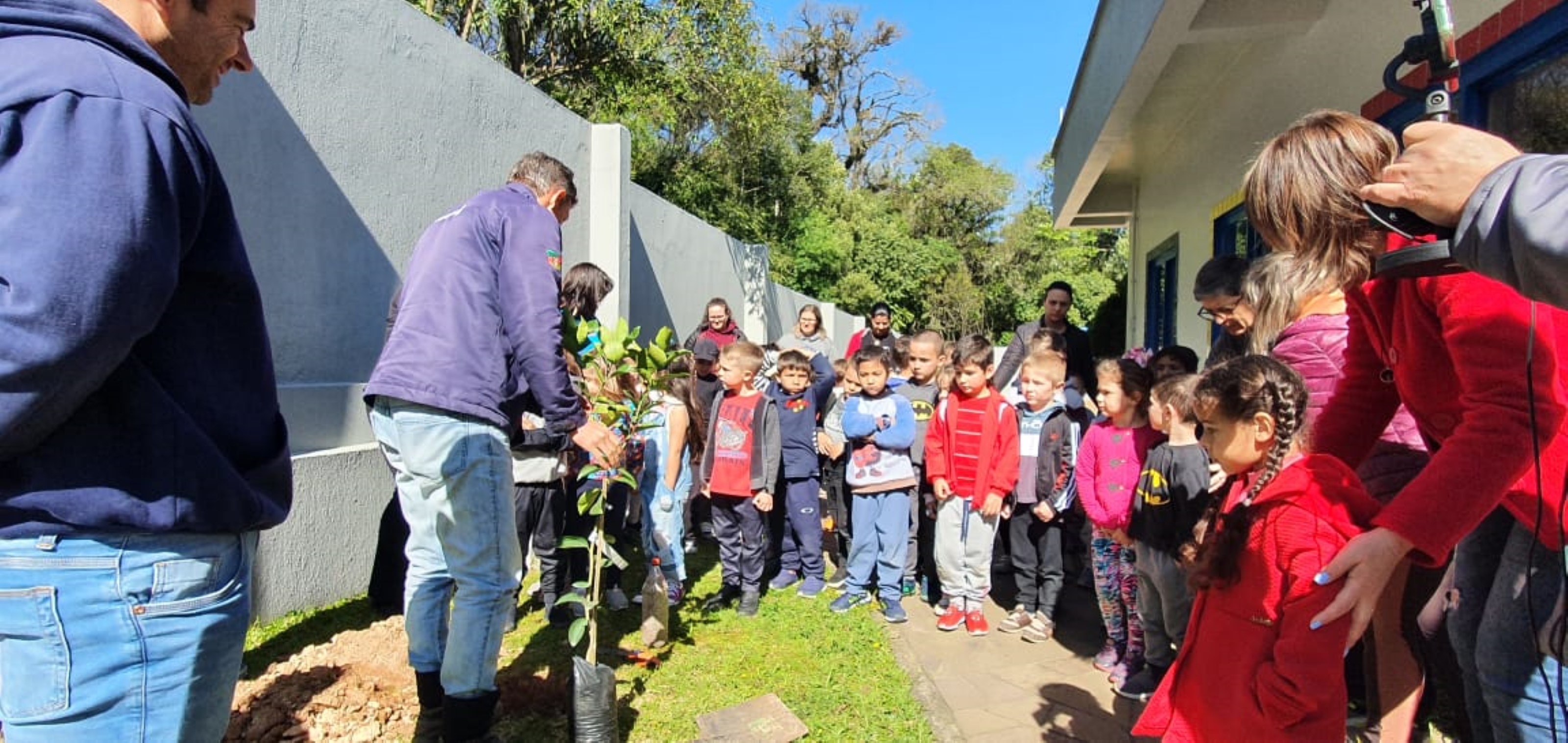  Plantio de árvores frutíferas em escolas municipais de Arvorezinha - Foto divulgação:Emater/RS
