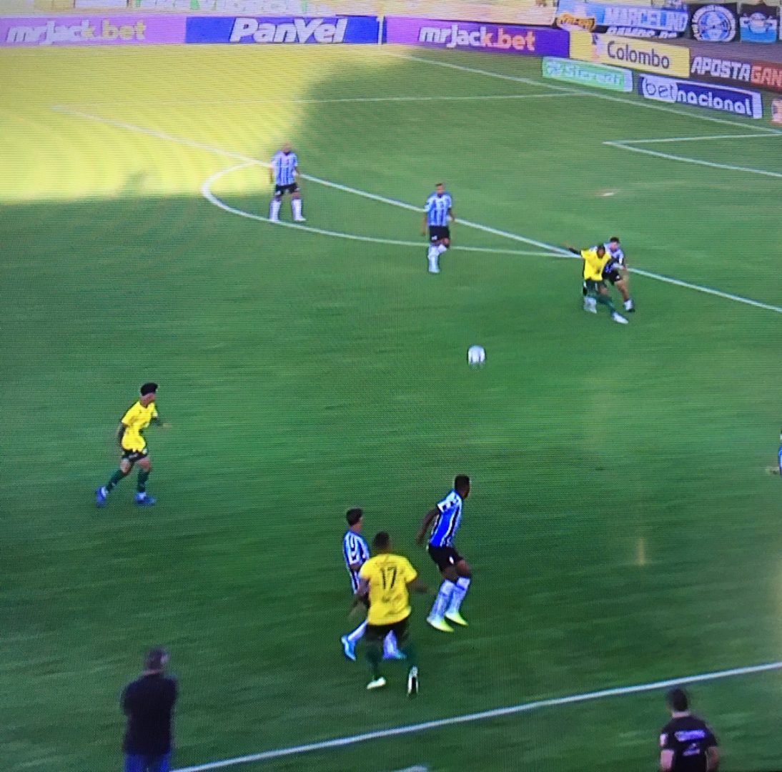 A partida foi disputada no Estádio Colosso da Lagoa, em Erechim. (Foto: Reprodução de TV)