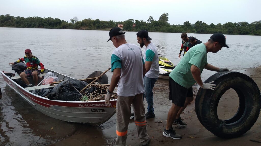 Realizada no dia 25 de março, iniciativa reuniu 67 pessoas e recolheu 1.700 kg de lixo das margens do rio