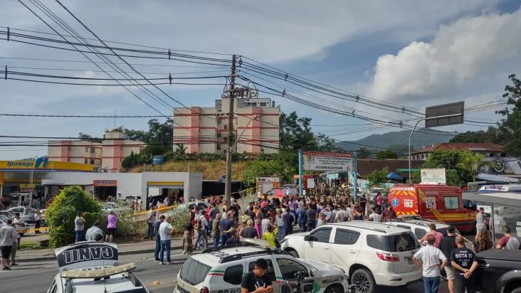 Desesperados, familiares das vítimas se aglomeraram em frente ao local após os assassinatos Foto: Divulgação/CBMSC