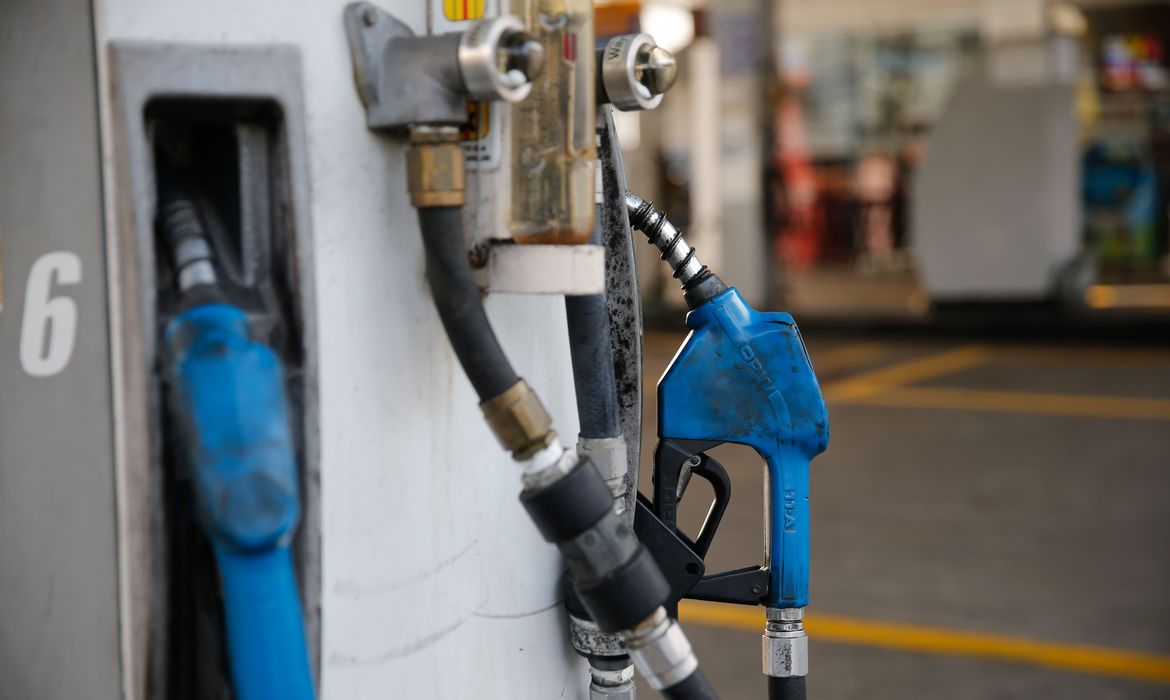 No início de junho, os Estados promoverão alterações no formato de cobrança do ICMS sobre a gasolina Foto: Fernando Frazão/Agência Brasil
