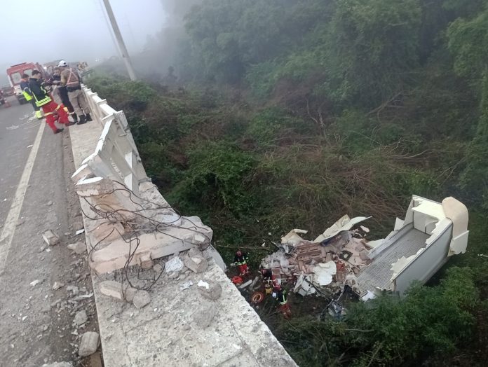 Acidente ocorreu na ERS 122, divisa entre São Sebastião do Caí e Bom Princípio - Foto divulgação Bombeiros Caí