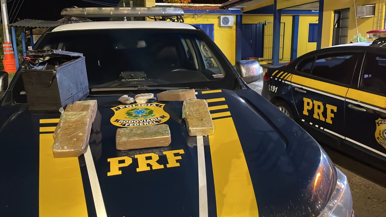 A droga estava escondida dentro da bateria de um carro Foto: PRF/Divulgação