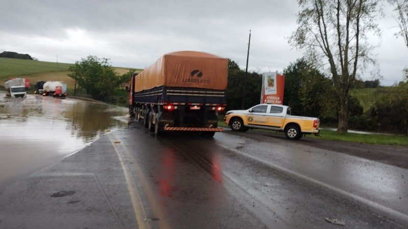 A Secretaria de Logística e Transportes, por meio das equipes do Daer e da EGR, trabalha para desobstruir as rodovias o mais rápido possível. Foto: Divulgação/Daer