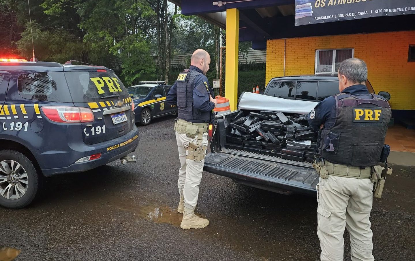 Na caçamba da caminhonete os policiais encontraram diversos tabletes de maconha. Foto: PRF/Divulgação