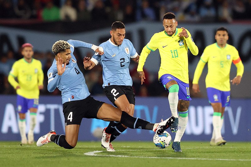 Neymar torceu o joelho esquerdo ainda no primeiro tempo e precisou ser substituído. Foto: Vitor Silva/CBF