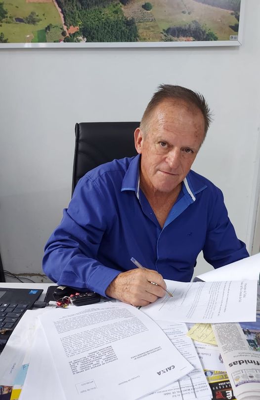 Prefeito Arsenio Cardoso assina o contrato de repasse junto a Caixa Federal- Foto divulgação P.M de Tabaí