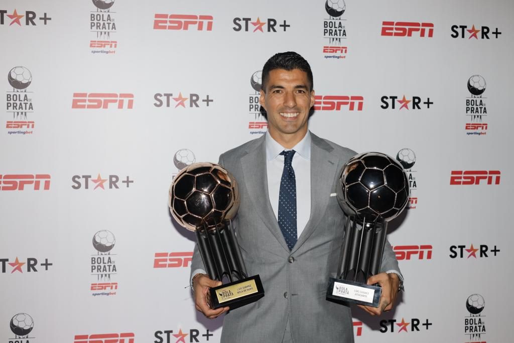 O uruguaio, goleador gremista na temporada, foi eleito o melhor jogador do Brasileirão recebendo a cobiçada Bola de Ouro Foto: Reprodução