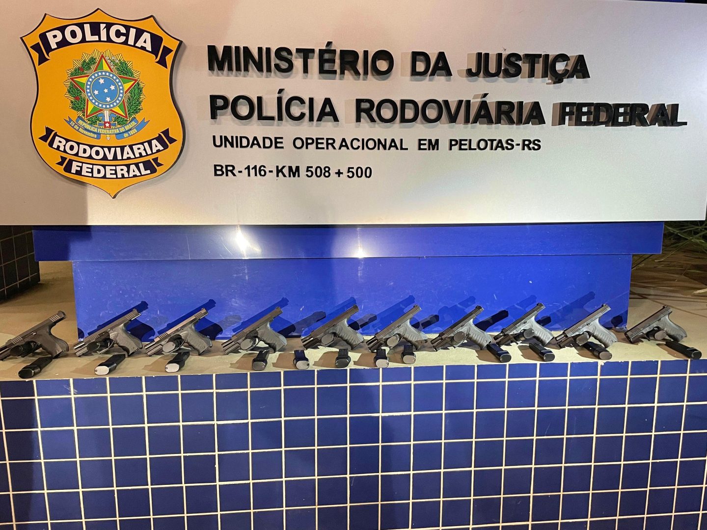 As armas estavam dentro de uma mala sem identificação Foto: PRF/Divulgação