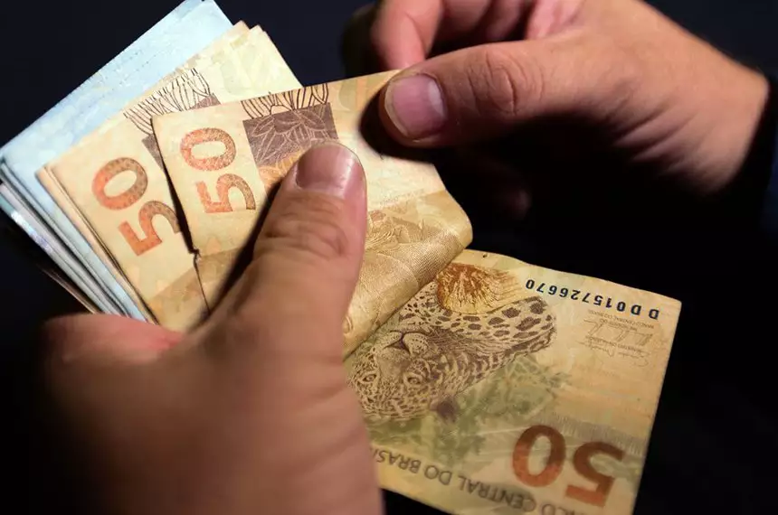 Quem ganha o salário mínimo receberá o valor reajustado no início de fevereiro. Foto: Marcello Casal Jr./Agência Brasil