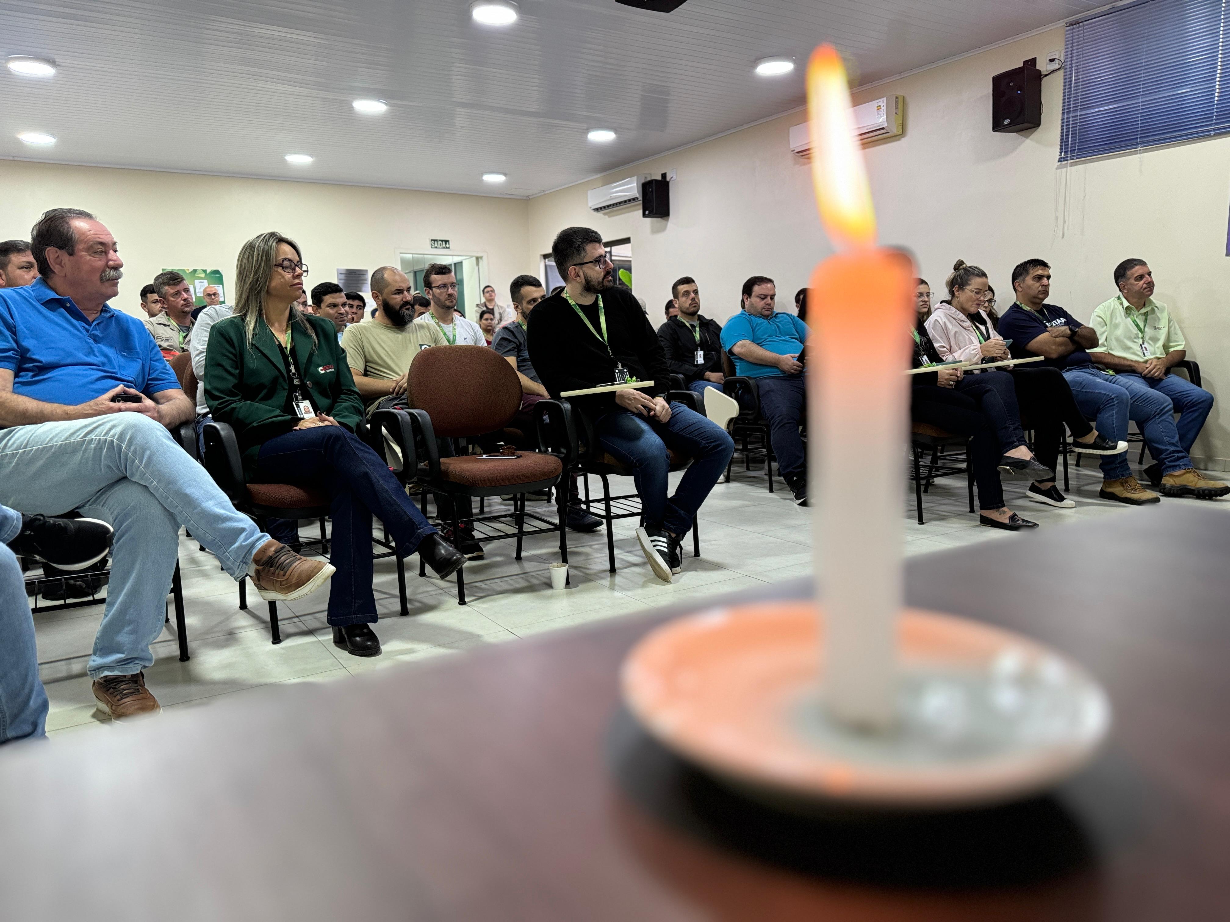 Foto: Simbolismo: Durante a fala de Dornelles, uma vela acesa simbolizava a vida - que é frágil e pode ser 