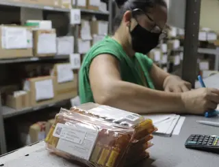Secretária da Saúde distribuirá 12 mil frascos de medicamento do kit intubação nesta semana