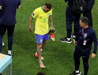 Médico da seleção diz que Neymar sofreu entorse no tornozelo direito