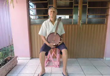 Pedro Molasco Azevedo com seu Banjo artezanal - Foto divulgação: Jorge Ramos