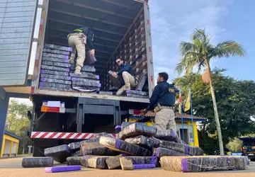 A droga era transportada escondida embaixo de uma carga de fertilizantes. Foto: PRF/Divulgação