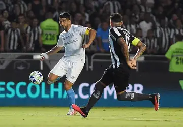 O atacante tricolor Suárez (E) marcou três gols na partida. Foto: Alexandre Durão/Grêmio FBPA