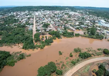 Eduardo Leite participou de sobrevoo a áreas com enchentes no Interior. (Foto: Maurício Tonetto/Secom-RS)