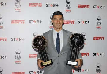 O uruguaio, goleador gremista na temporada, foi eleito o melhor jogador do Brasileirão recebendo a cobiçada Bola de Ouro Foto: Reprodução