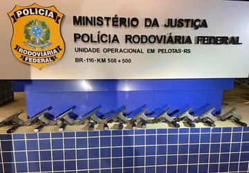 As armas estavam dentro de uma mala sem identificação Foto: PRF/Divulgação