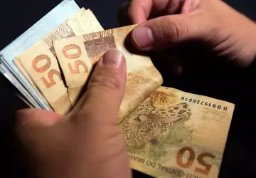 Quem ganha o salário mínimo receberá o valor reajustado no início de fevereiro. Foto: Marcello Casal Jr./Agência Brasil
