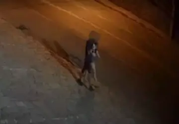 Câmera de segurança mostrou momento em que a vítima era levada para casa por seu algoz. (Foto: Reprodução)