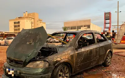 Com vazamento de combustível, carro pega fogo em estacionamento de supermercado, em Teutônia