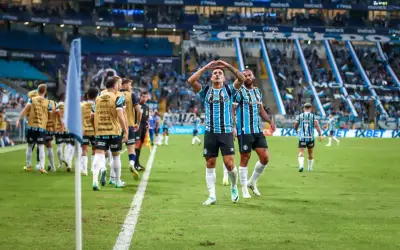 Na Arena, Grêmio derrota o Athletico-PR por 2 a 0 e conquista a primeira vitória no Campeonato Brasileiro